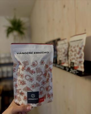 🎄 Vánoční zrníčko na pultech 🎄 Vyladěná směs výběrové kávy 👐🤩 Colombia & Peru 🍫čokoláda-skořice-červené jablko- 🍎 #kava...